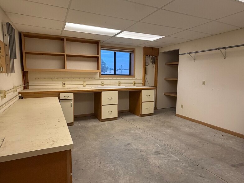 More Photos Of 621 N Hickory St, Mcpherson Office For Sale