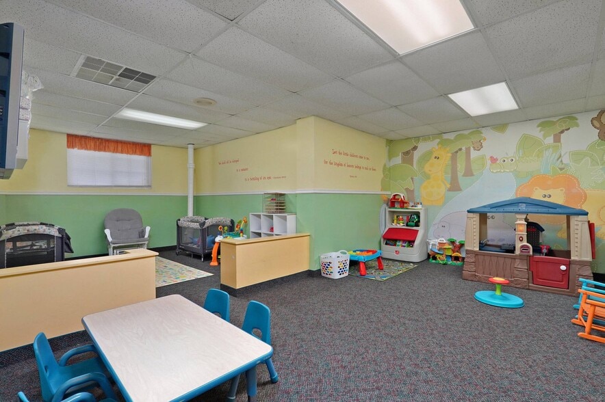 More Photos Of 2440 E Seminole St, Springfield Specialty For Sale