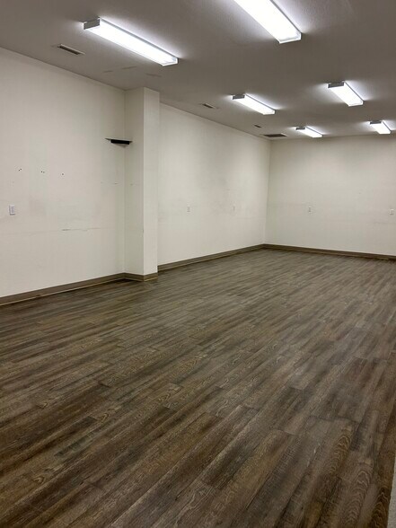 More Photos Of 700 S Bennett Dr, Dewey Warehouse For Lease