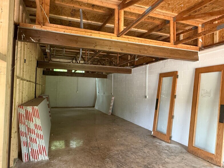 More Photos Of 115 Mill St, Woodstock Freestanding For Lease