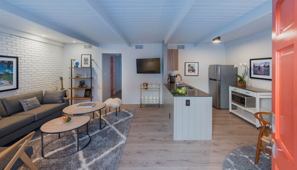 More Photos Of 111 S Via Las Palmas, Palm Springs Hotel For Sale