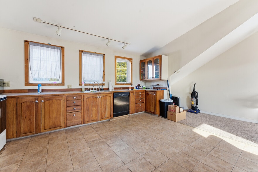 More Photos Of 190 University Dr, Amherst Office For Sale