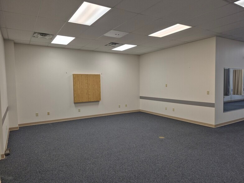 More Photos Of 942 Cherry St, Blanchester Unknown For Lease