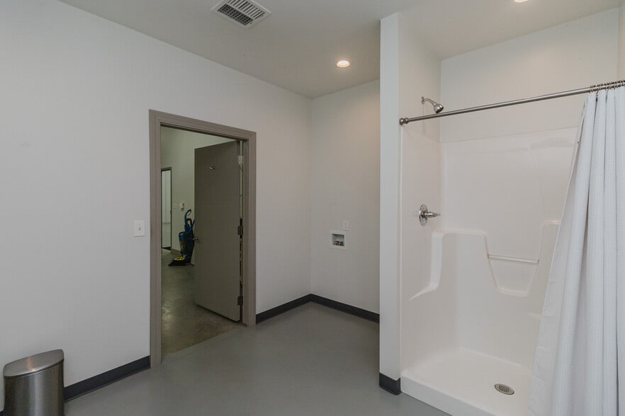 More Photos Of 2325 S Crest St, Wichita Warehouse For Sale