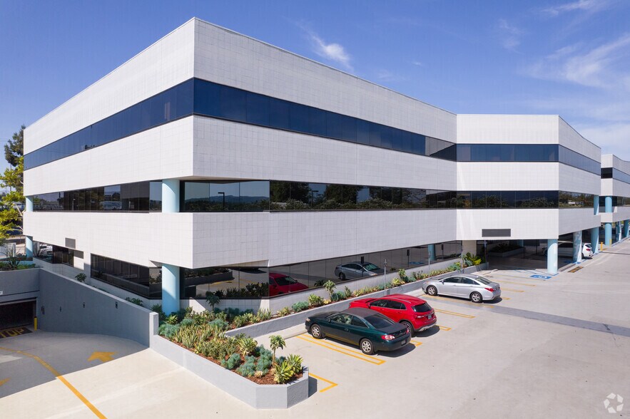 More Photos Of 6345 Balboa Blvd, Encino Unknown For Lease