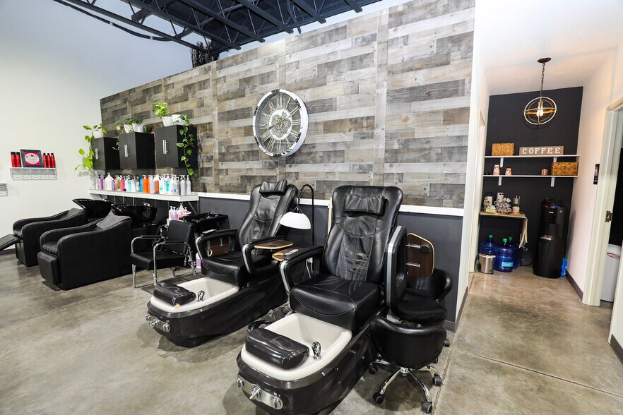 More Photos Of 135 NE Mill St, Grants Pass Storefront For Sale
