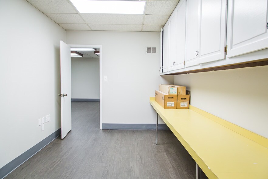 More Photos Of 10308 State Line Rd, Leawood Office For Lease