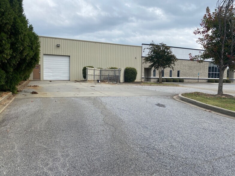 More Photos Of 7641 Pelham Rd, Greenville Freestanding For Lease