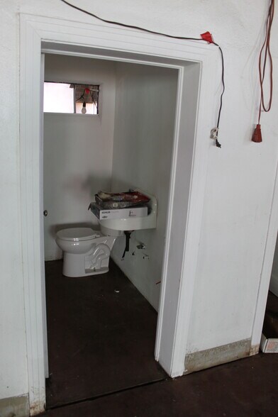 More Photos Of 1220 Mineral Wells Hwy, Weatherford Showroom For Sale