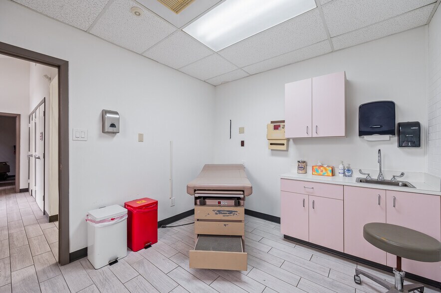 More Photos Of 3339 Fairview St, Pasadena Medical For Lease
