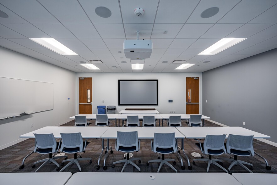 More Photos Of 23800 N Farmers Way, Phoenix Office For Lease