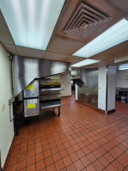 More Photos Of W156N8420 Pilgrim Rd, Menomonee Falls Fast Food For Sale