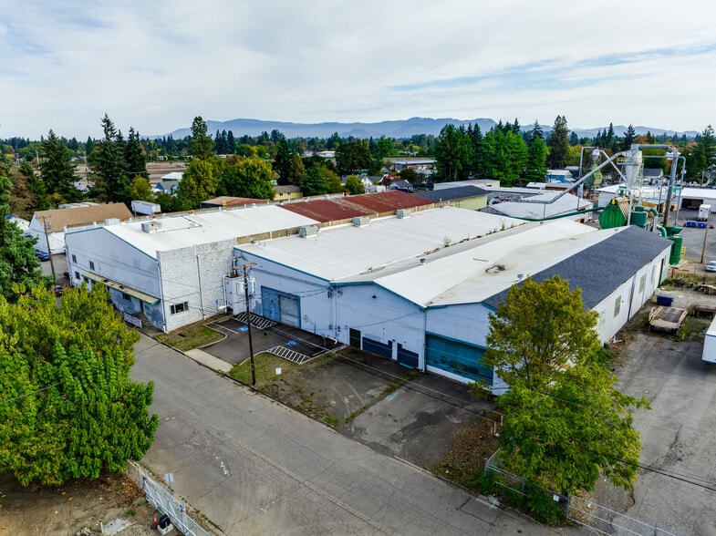 More Photos Of 135-145 N Cleveland St, Eugene Warehouse For Sale