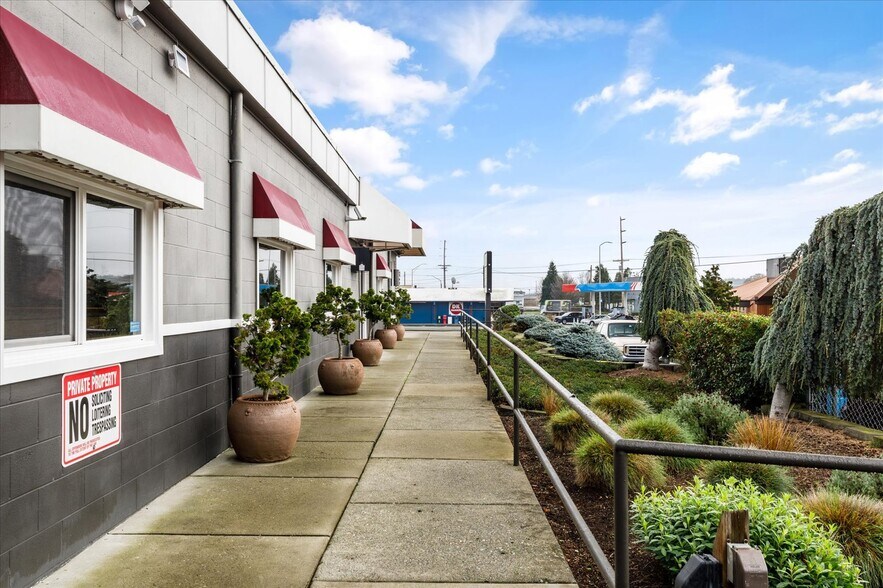 More Photos Of 1421 SW Barlow St, Oak Harbor General Retail For Sale