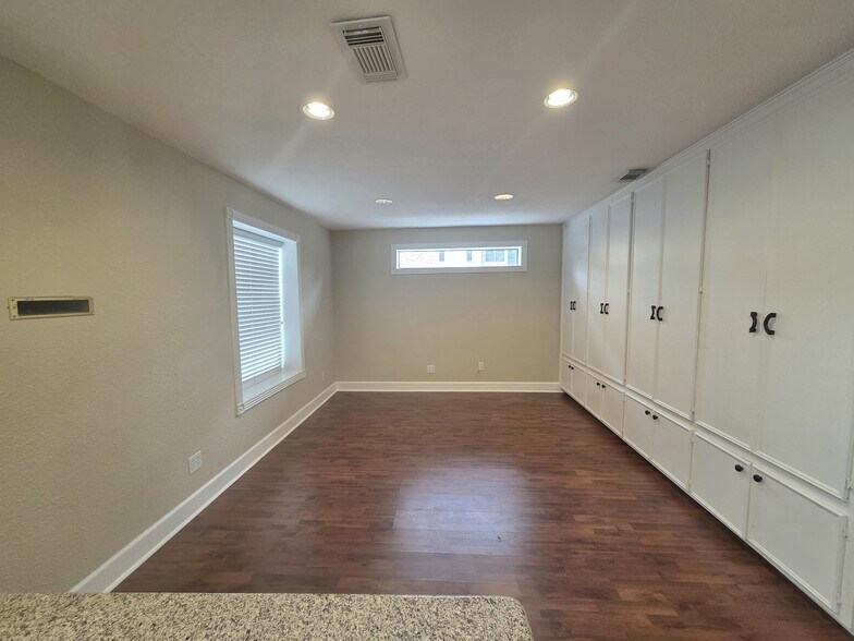 More Photos Of 2204 Sunpark Dr, Conroe Office For Sale