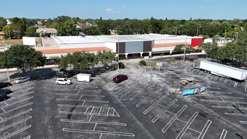 More Photos Of 12975-12999 Park Blvd N, Seminole Supermarket For Lease