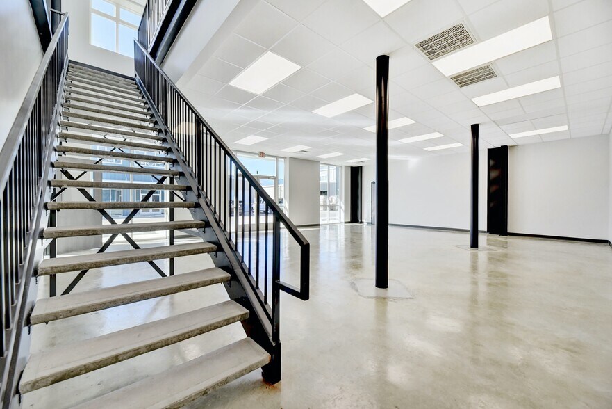 More Photos Of 11215 Conroy Ln, Austin Showroom For Lease
