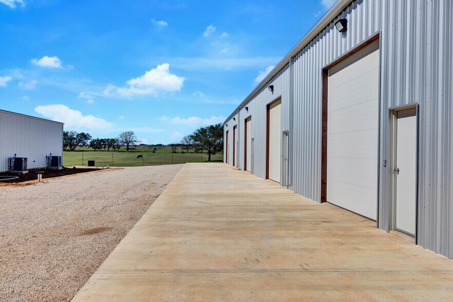 More Photos Of 343 Miracle Mile, Stonewall Warehouse For Lease