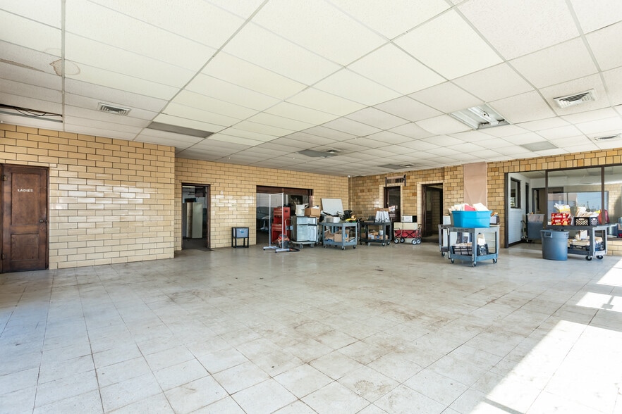 More Photos Of 2726 E Broadway, Alton Flex For Sale