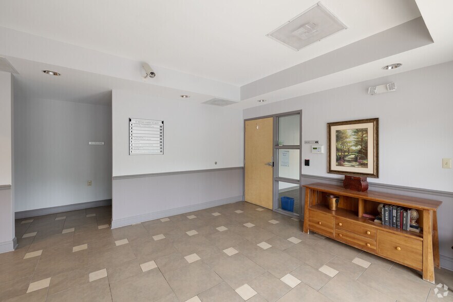 More Photos Of 36 British American Blvd, Latham Medical For Lease