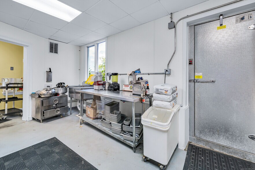 More Photos Of 93 Elm St, Old Saybrook Restaurant For Sale