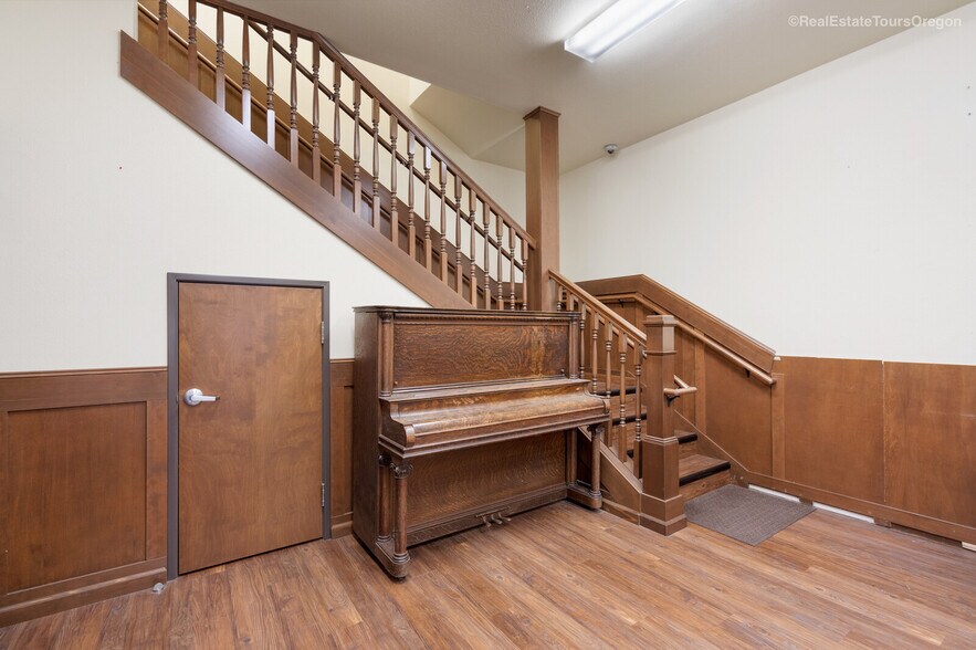 More Photos Of 10791 Oak St NE, Donald Showroom For Sale