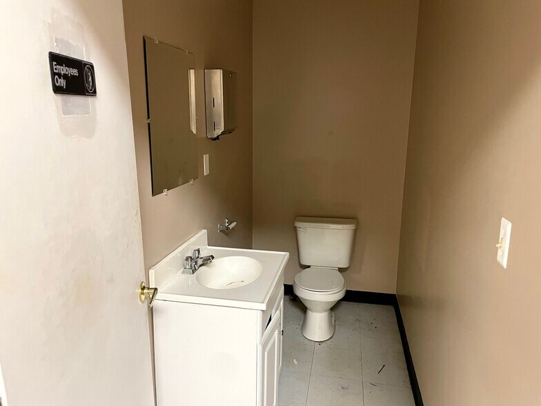 More Photos Of 718-720 Midland Ave, Midland Storefront Retail Office For Lease