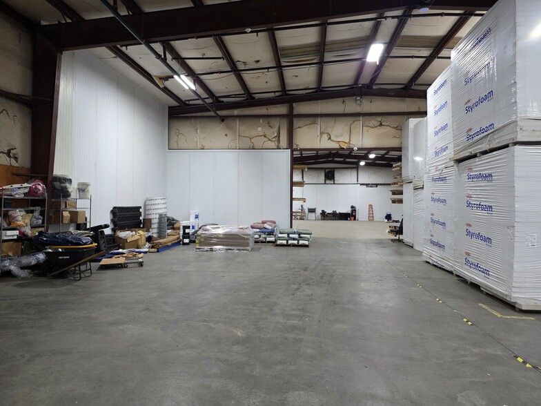 More Photos Of 318 Bell Park Dr, Woodstock Distribution For Lease