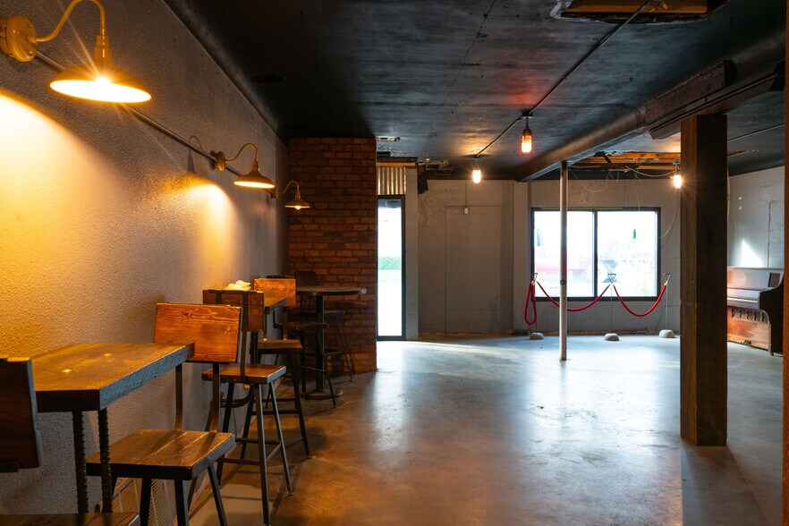 More Photos Of 1745 1st Ave S, Saint Petersburg Bar For Lease