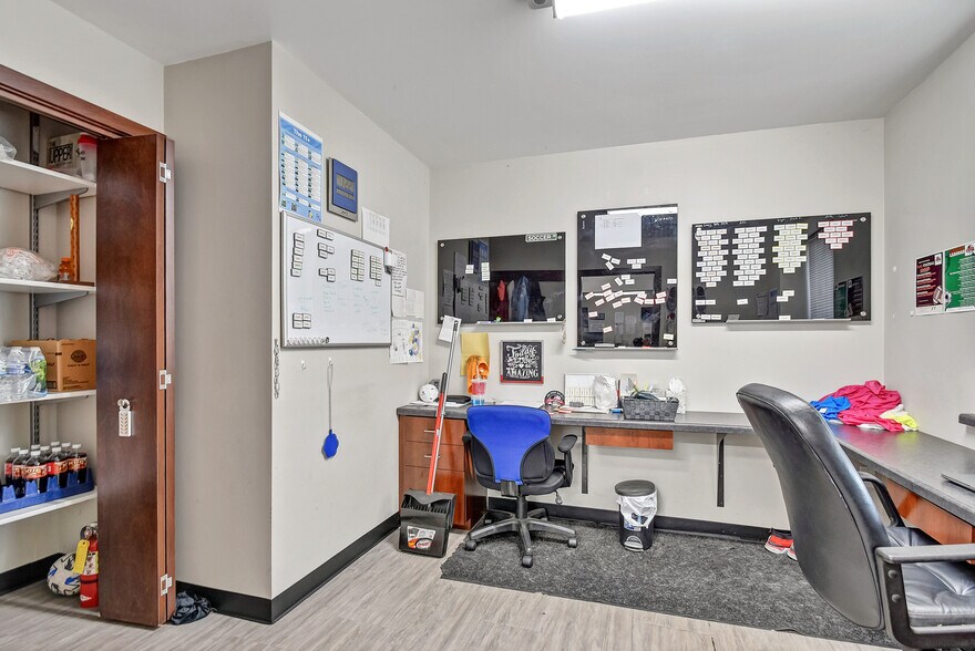 More Photos Of 1856 Nimitz Dr, De Pere Distribution For Lease