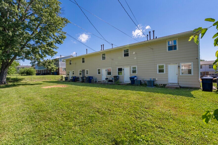 More Photos Of 2704 Magnolia Dr, Bettendorf Multifamily For Sale