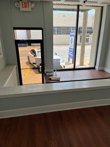 More Photos Of 147 Pittsburg St, Dallas Showroom For Lease