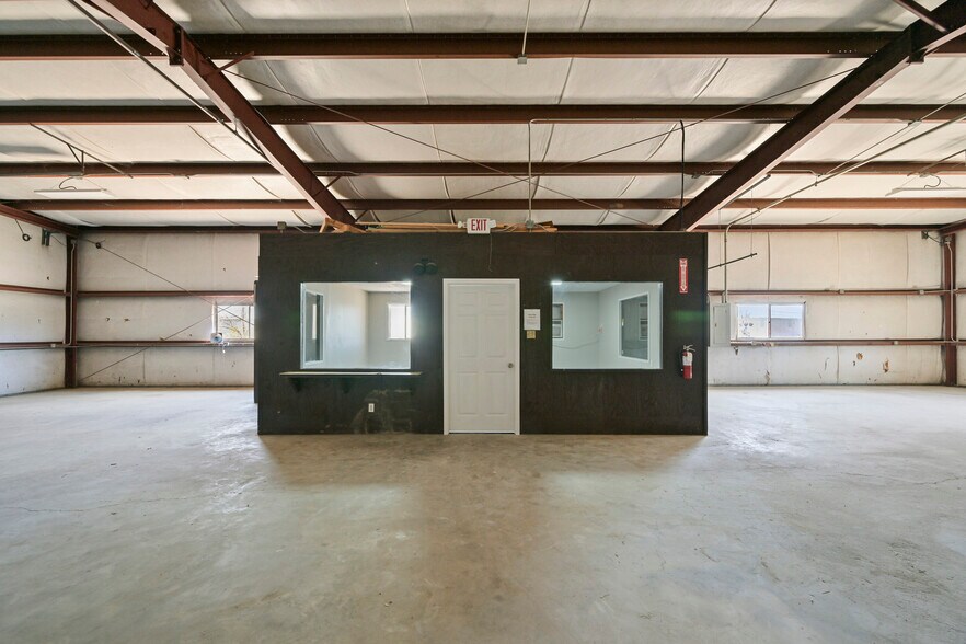 More Photos Of 314 E Walker St, League City Warehouse For Lease