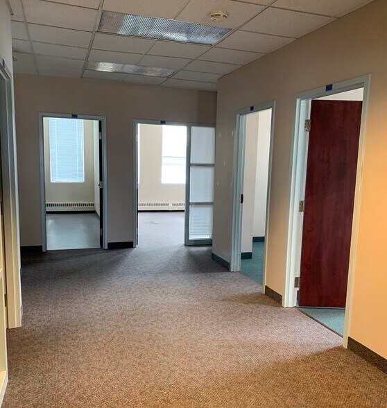 More Photos Of 2479 Parkedale Ave W, Brockville Office For Lease