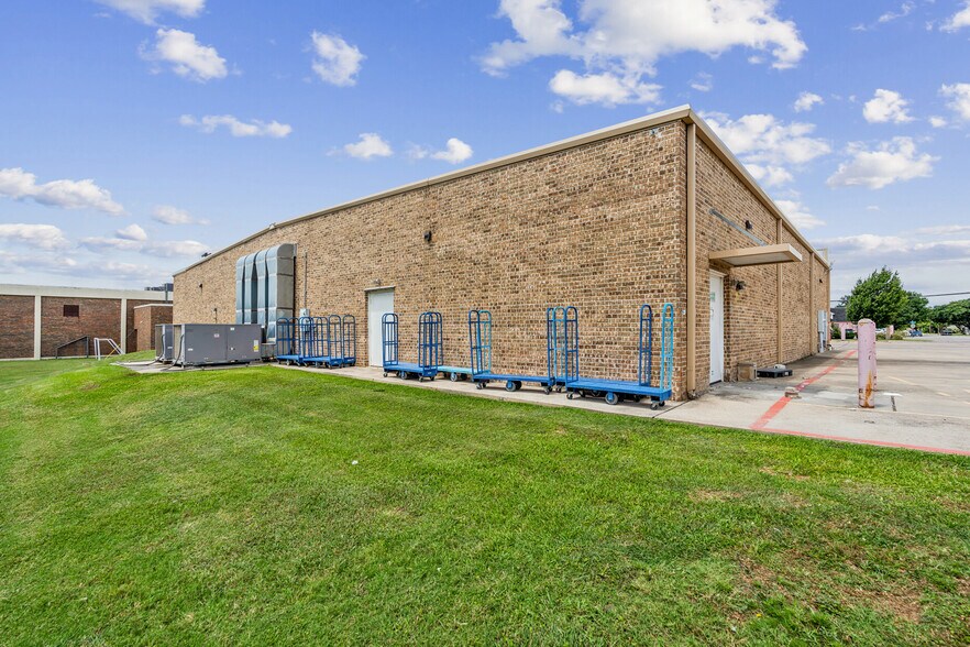 More Photos Of 5412 Davis Blvd, North Richland Hills Freestanding For Sale