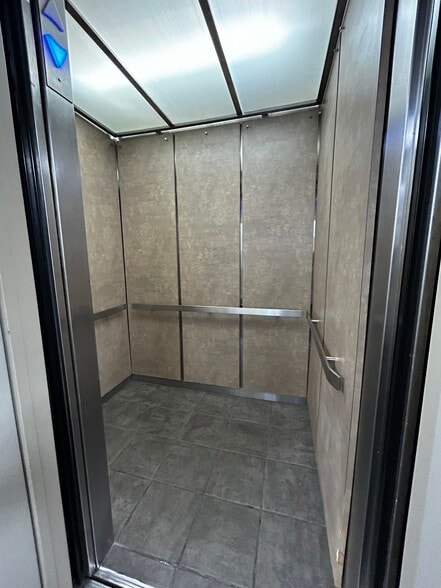 More Photos Of 5901 N Cicero Ave, Chicago Office For Lease