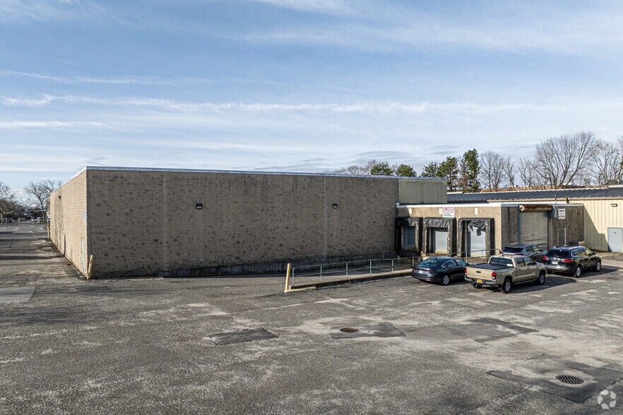 More Photos Of 59 Spence St, Bay Shore Warehouse For Lease
