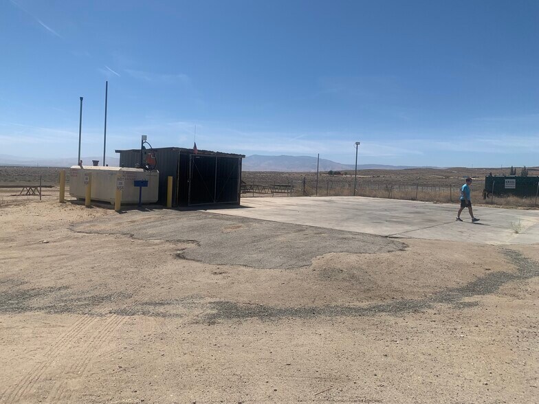 More Photos Of 330 Industrial Way, Taft Warehouse For Lease