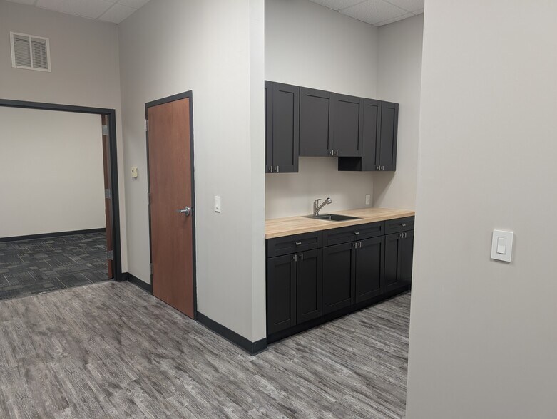 More Photos Of 12276 San Jose Blvd, Jacksonville Coworking Space