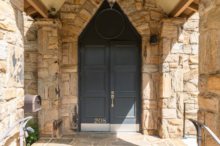 More Photos Of 208 St Marys St, Raleigh Loft Creative Space For Sale