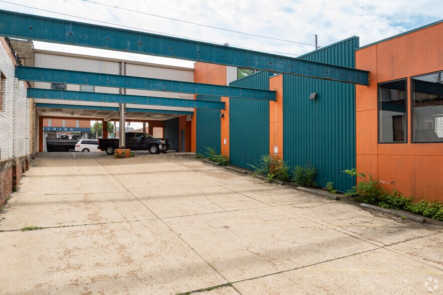 More Photos Of 1031-1035 S Big Bend Blvd, Saint Louis General Retail For Sale