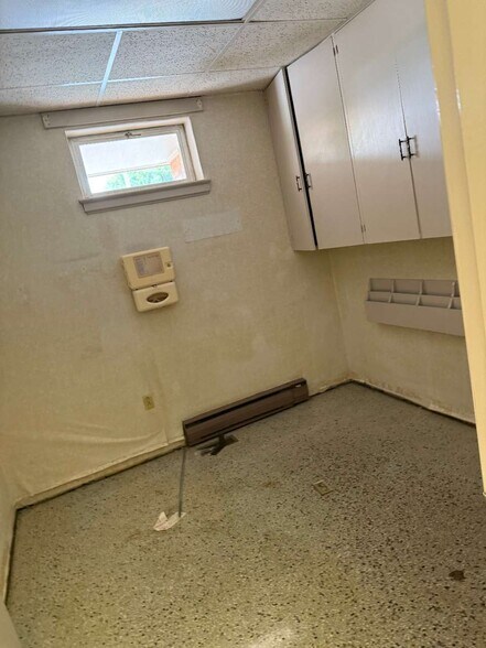 More Photos Of 2890 S Lookout St, Claremont Light Distribution For Lease