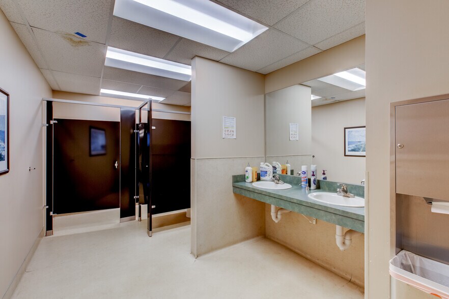 More Photos Of 7399 S Tucson Way, Centennial Flex For Lease