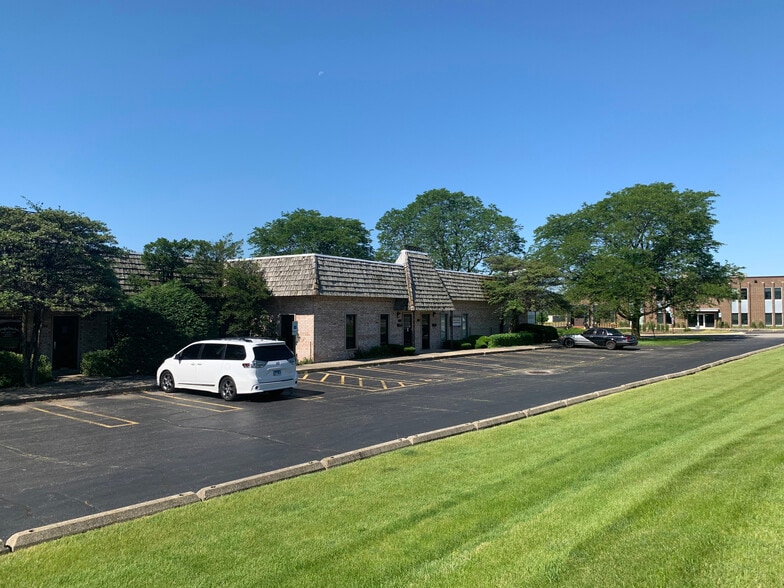 More Photos Of 390-402 E St. Charles Rd, Carol Stream Warehouse For Lease