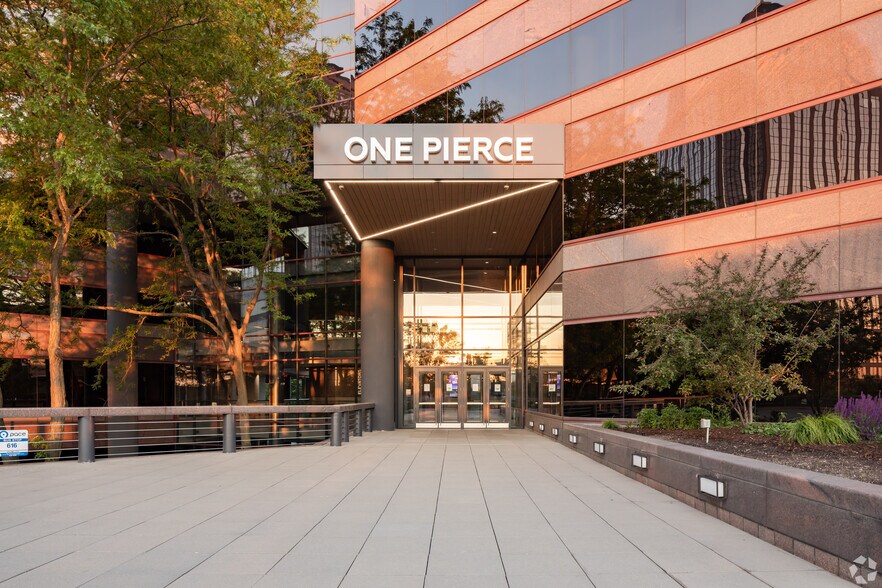 More Photos Of 1 Pierce Pl, Itasca Office For Lease