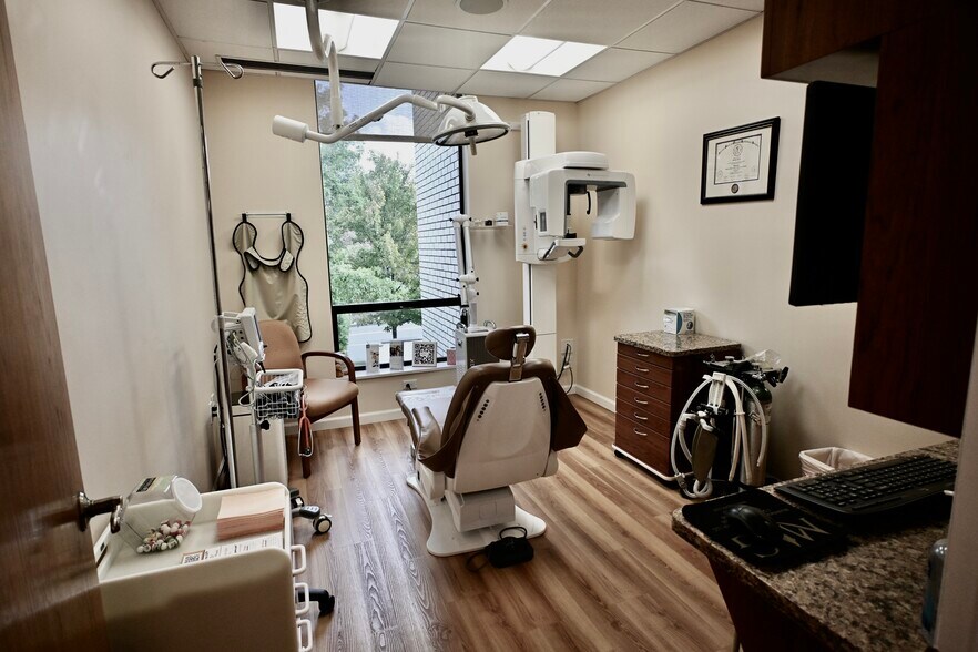 More Photos Of 4 Dearfield Dr, Greenwich Medical For Lease