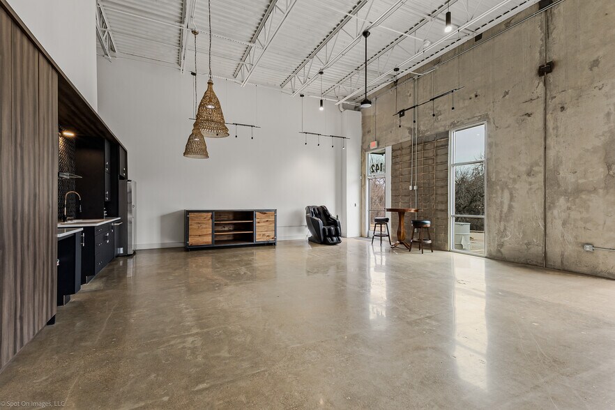 More Photos Of 1380 River Bend Dr, Dallas Office For Sale