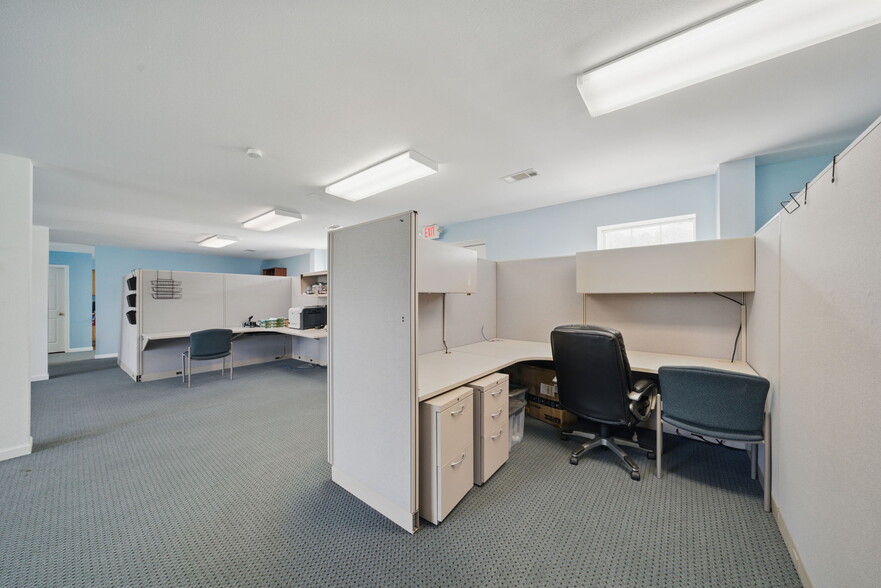 More Photos Of 421 Jones Rd, Highlands Warehouse For Lease