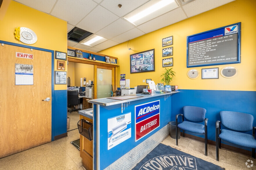 More Photos Of 524-530 W Grand Ave, Elmhurst Auto Repair For Sale