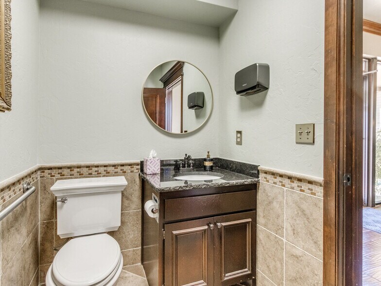 More Photos Of 2425 Wilcox Dr, Norman Office For Sale